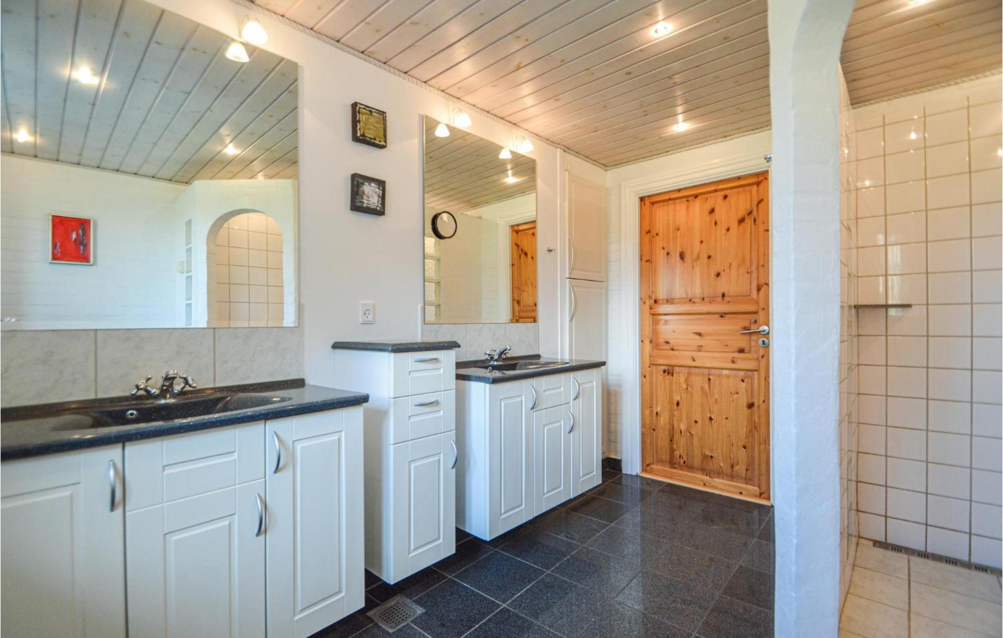 Awesome Home In Bredebro With Kitchen Ballum Екстер'єр фото